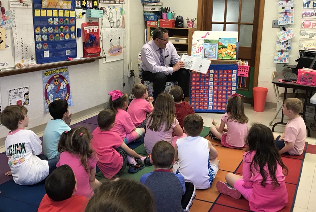 Mrs_Francis7's tweet photo. TY @LFilippelli1 for reading to our K students today! #ClayvilleSchoolRI #GuestReader #ReadingWeek2018 💜🐾📚 https://t.co/yGLzYggQIT