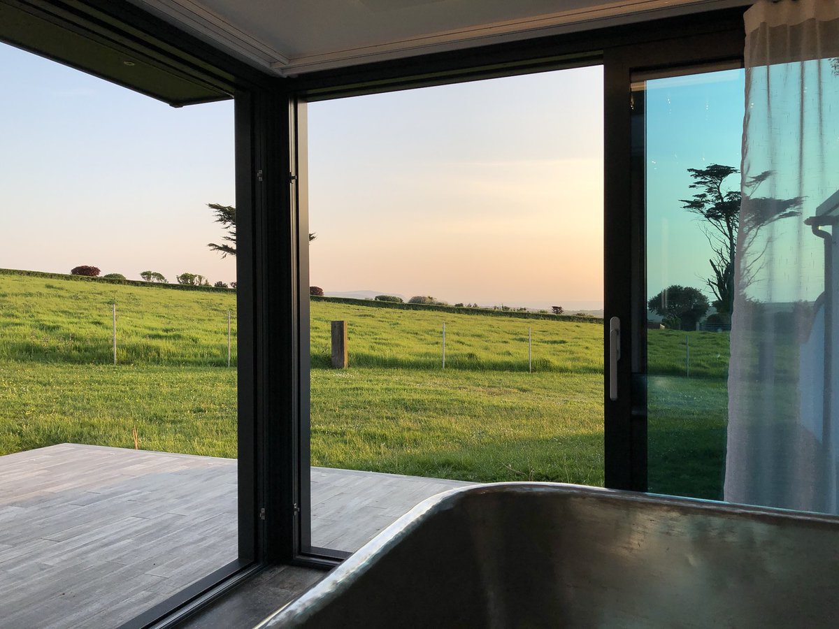 wooldown's tweet photo. Couldn’t resist posting a couple of snaps of Sun Seekers new bathroom, taken on this stunning evening. Opening this weekend 🎉 #openingsoon #wooldown #bigupbude #romanticbreak @ILoveCornwallUK @VisitBude @WHCopperbaths https://t.co/XRsWlQLzAX
