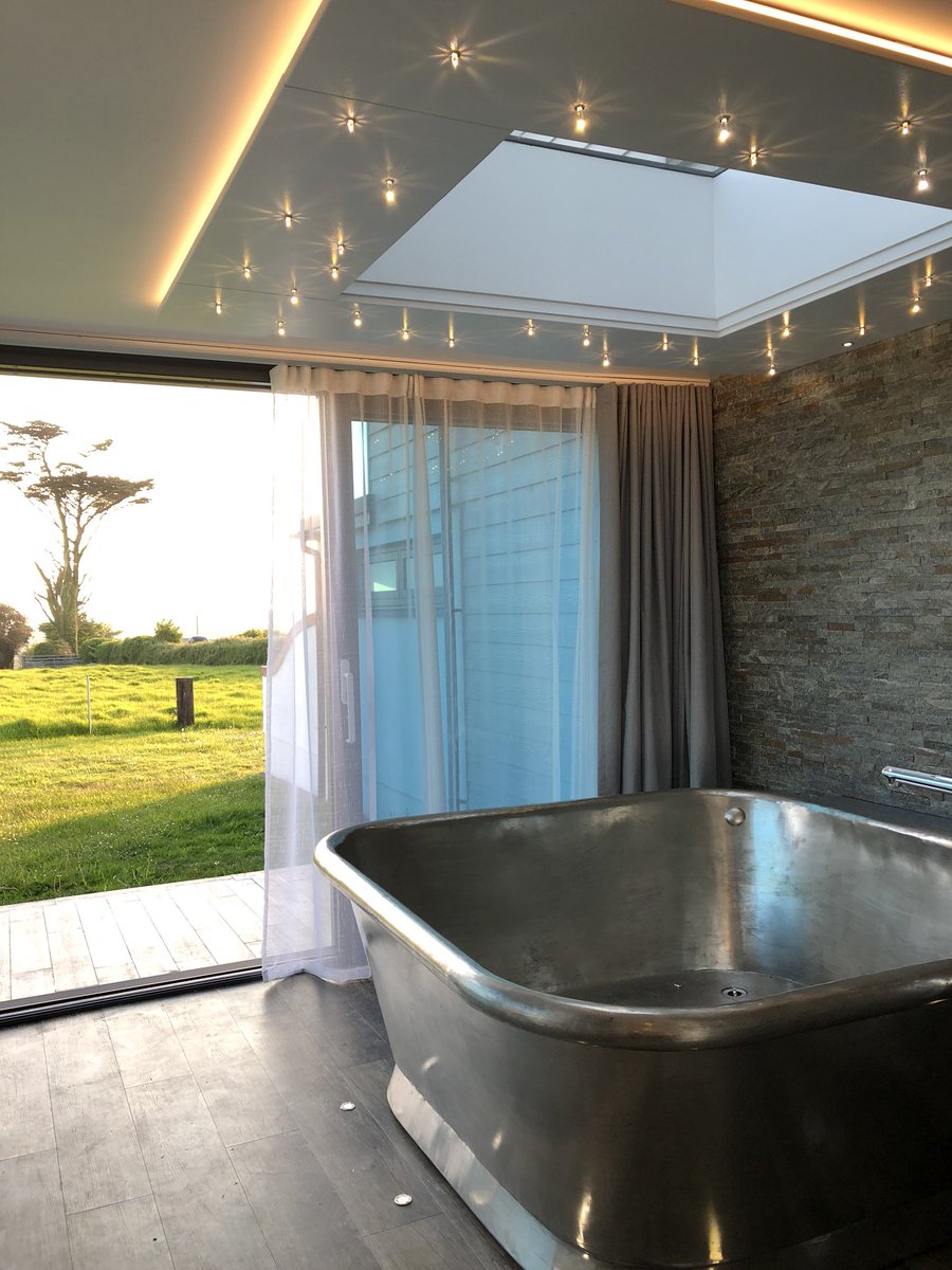 wooldown's tweet photo. Couldn’t resist posting a couple of snaps of Sun Seekers new bathroom, taken on this stunning evening. Opening this weekend 🎉 #openingsoon #wooldown #bigupbude #romanticbreak @ILoveCornwallUK @VisitBude @WHCopperbaths https://t.co/XRsWlQLzAX