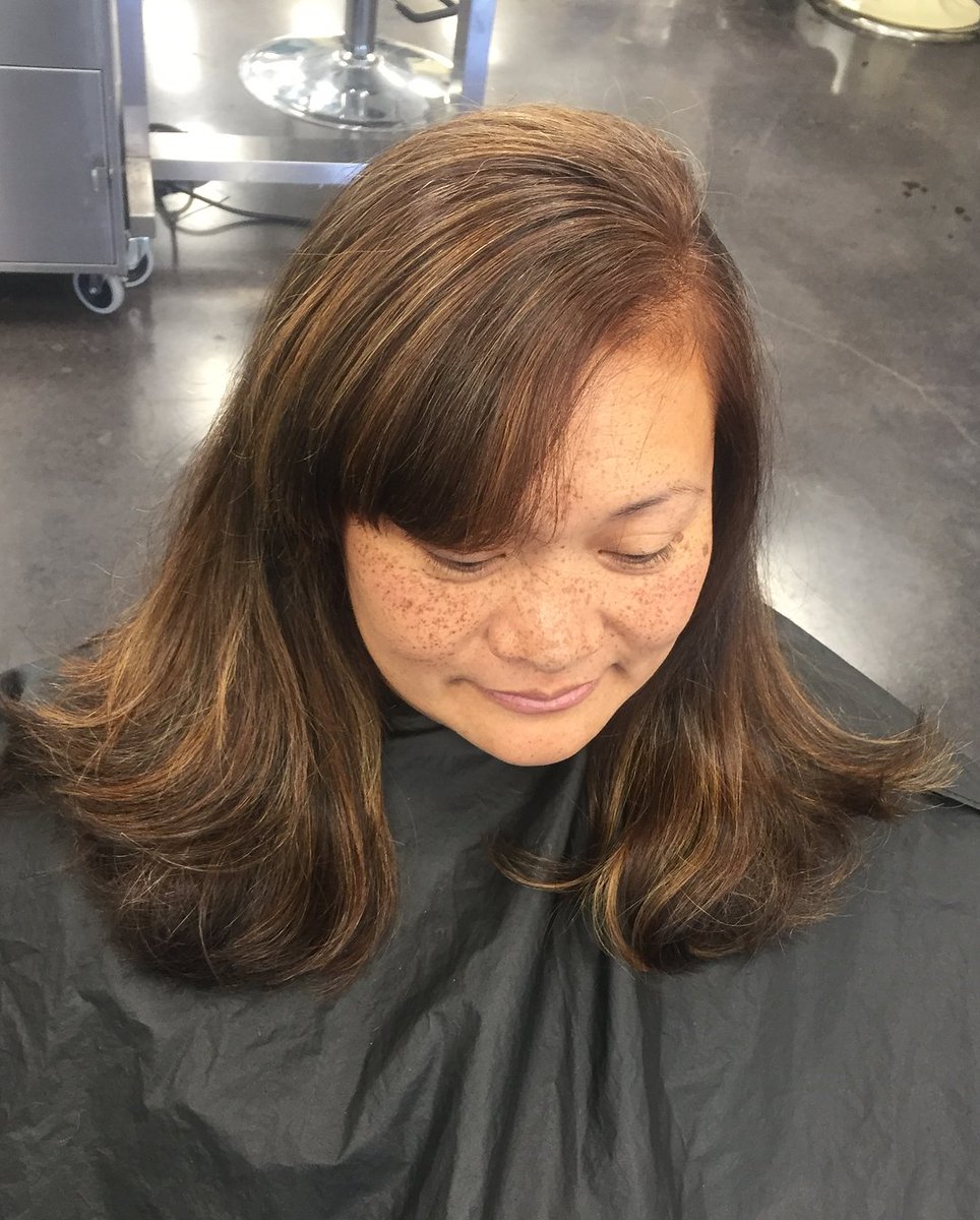 HintonStyle's tweet photo. This color just melts in your hands 🤤 
@honeybeehairshop gave her client a #colortouchup and finished the look with a #blowout and #trim!
#Hintonstyle #HintonBarberAndBeautyCollege #ColorCorrection #Silkpress #NewhairWhoDis https://t.co/i3DUJI0YlJ