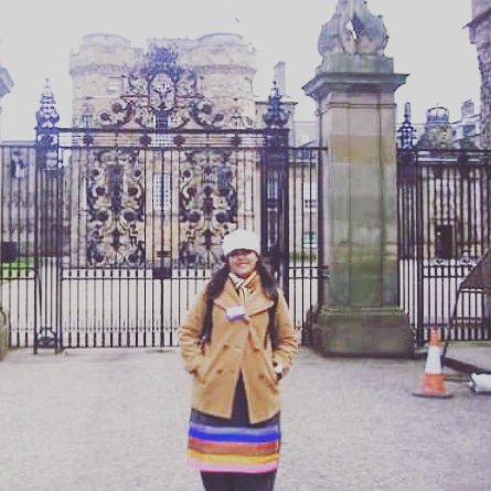 LADYOfWHITE's tweet photo. What's the big deal? I posed in front of Queen's Palace too 😝
#RoyalWedding #NotSoRoyal https://t.co/HRw7MIUWII