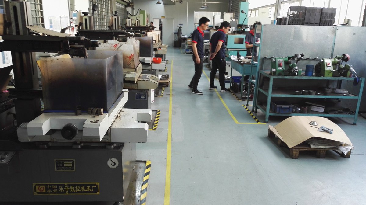 A good day begins with hard work. Hard-working Chinese never stop in pursuit of a happy life.