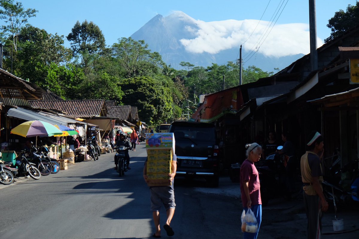 arkomjogja's tweet photo. Warga tetap beraktifitas normal pada 08.00 pagi ini di Pasar Butuh, 13km selatan Merapi #merapiwaspada https://t.co/Bls1Se9YEq