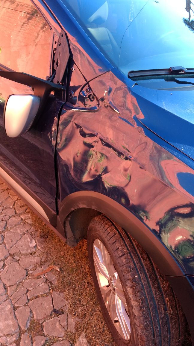 _Diaphoros_'s tweet photo. Les dejo una foto de la camioneta re linda(estaba peor mi mama le quiso arreglar el bollo y se saco el pedazo de arbol) https://t.co/fzbYaVuJEe