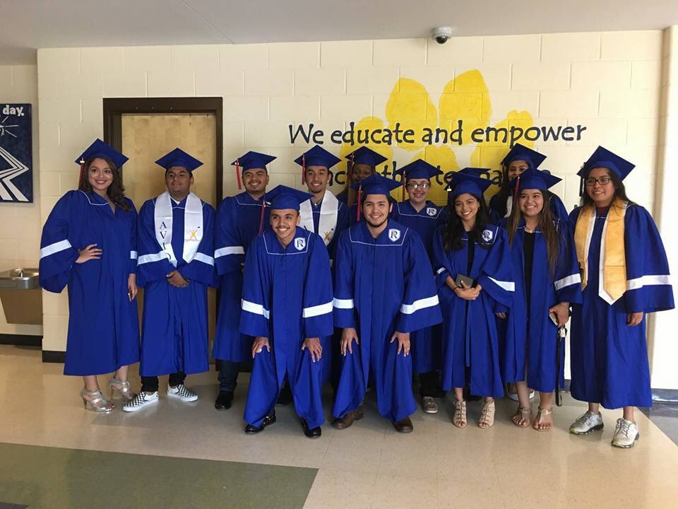 ojiverde141's tweet photo. #seniorswalk💙👩🏻‍🎓👨🏻‍🎓🙌🏻💙👩🏻‍🎓👨🏻‍🎓 #lakeforest #Classof2018 #Riverwood #Congratulations https://t.co/L5rfaKHsh0