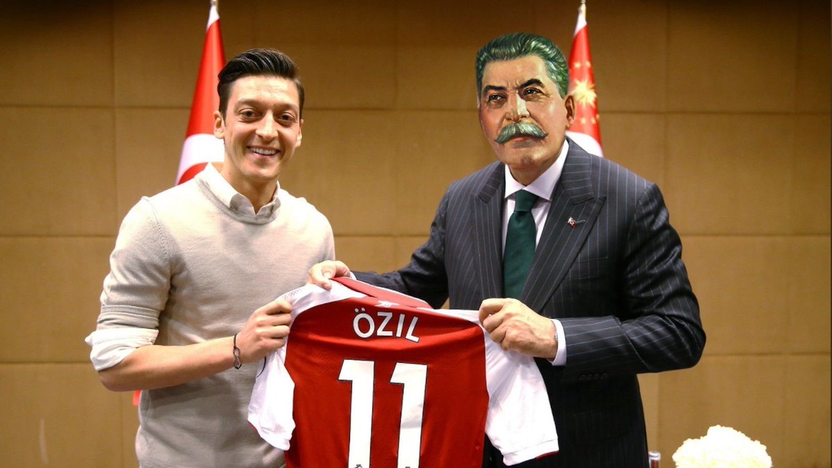 pr_ost's tweet photo. Nach dem Treffen mit #Erdogan und #Steinmeier ging es für Mesut #Özil heute nach #Moskau. Dort wurde er von #WM2018-Schirmherr Josef #Stalin empfangen ... https://t.co/jTWZzmQPHy