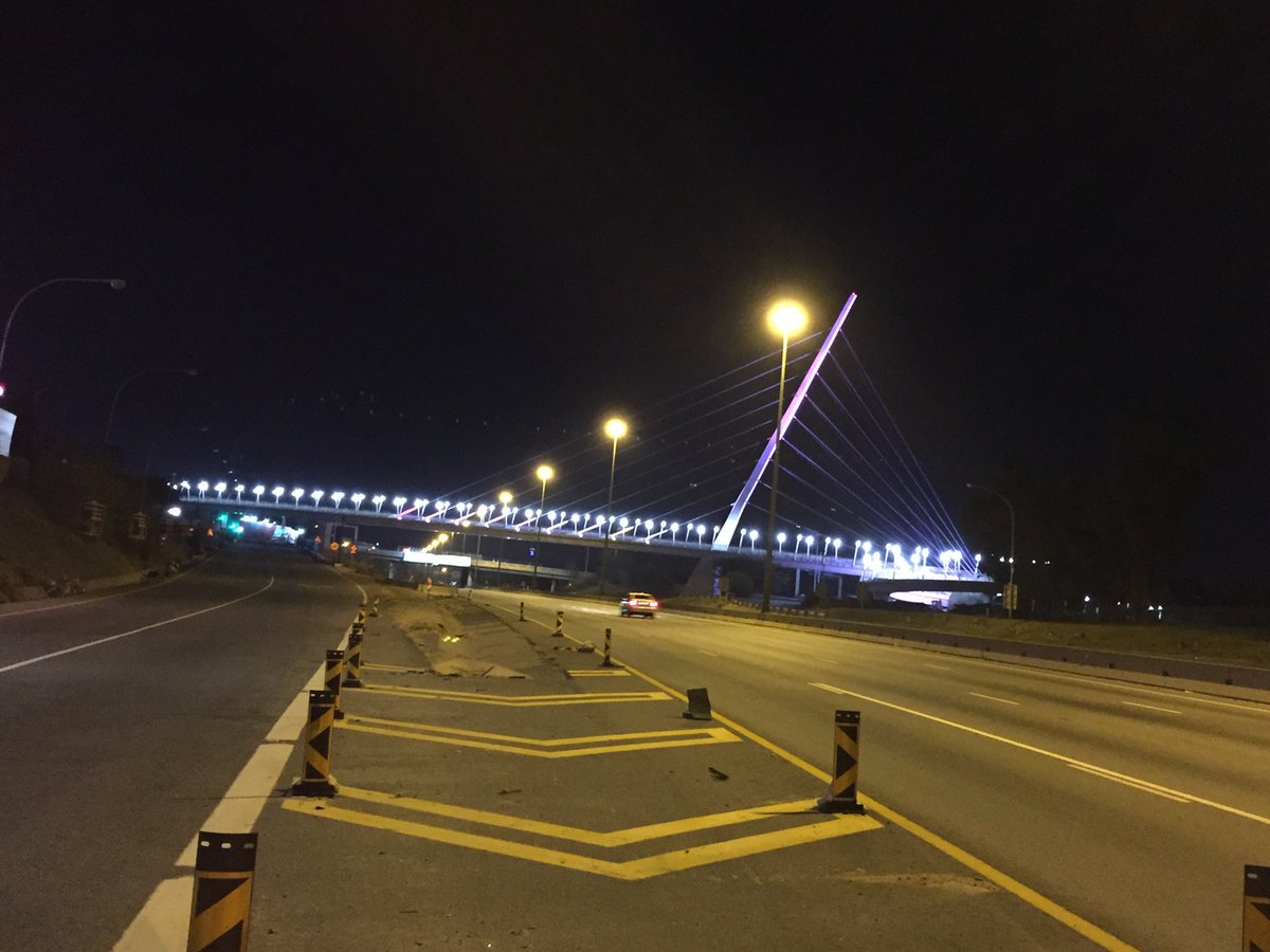 tito_mboweni's tweet photo. I could not resist the temptation to stop and take this picture this evening. May 21, 2018. The new iconic Grayston/M1 pedestrian crossing. This is nice. Thank you Mayor Parks Tau💪🏿💪🏿 https://t.co/dyIjMyDeQJ