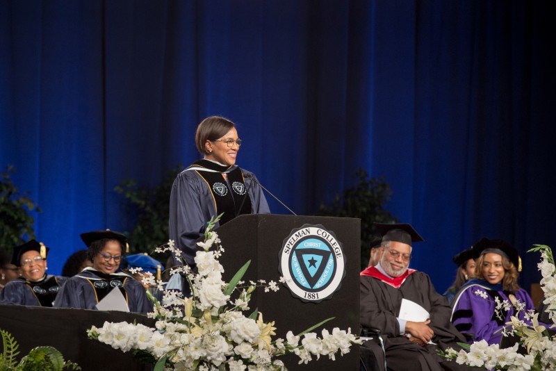 StarbucksNews's tweet photo. Glass ceiling slayer Roz Brewer dubs grads ‘Generation Quest’ @SpelmanCollege https://t.co/Zbcfa84DVt #SpelmanGrad18 https://t.co/JJfzXmwWBr