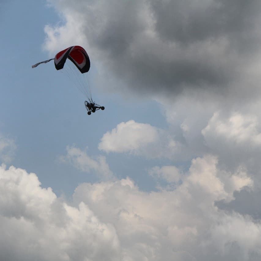 FlyCost's tweet photo. Llama la atención de tus clientes con publicidad aérea mediante un banner con tu logo o campaña política en un vuelo parapente a motor.
#PublicidadAereaParamotorEcuador
#AeropublicidadEcuador https://t.co/vcYIm60c8t