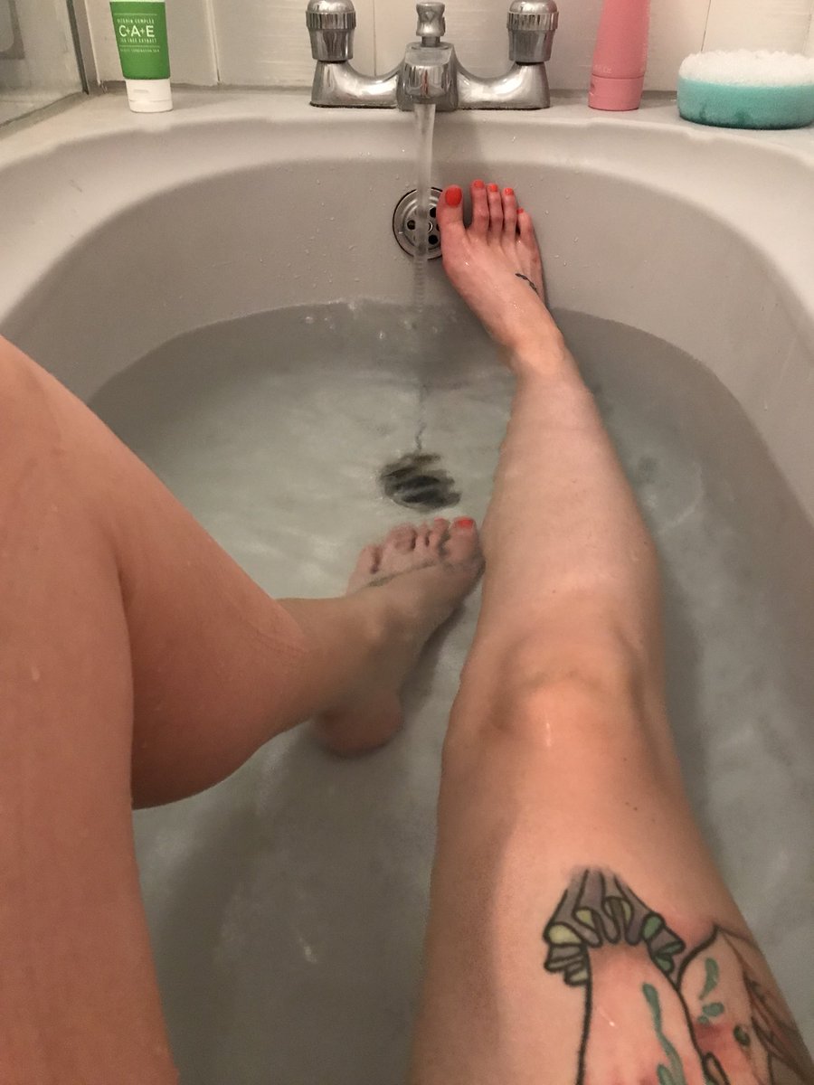 TiaJadeAw's tweet photo. Me and my perfect arches are taking a bath could do with some bubble though?! #bath #feet #legs #footfetish #beautifulsoles #arches #wet @RTfeet @RT4doms @FeetPics #ukfinestfeet @BritFootBabes @UKPrettyFeet https://t.co/dGvU7G3yIL