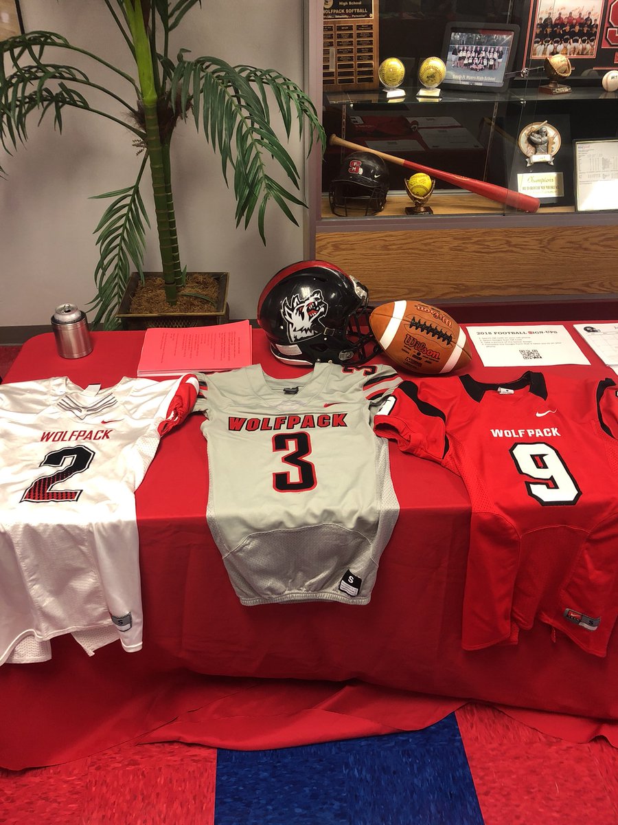 _CoachCottrell_'s tweet photo. Freshman registration... excited to meet the class of 2022 and meet the future of the Pack Football team!!! @SouthFtMyersFB @SouthFMHS @SFMHSWolfpack 🐺🔴⚫️🏈 #pack2022 #SouthFortMyers #babypack https://t.co/xYFaVTu9hU
