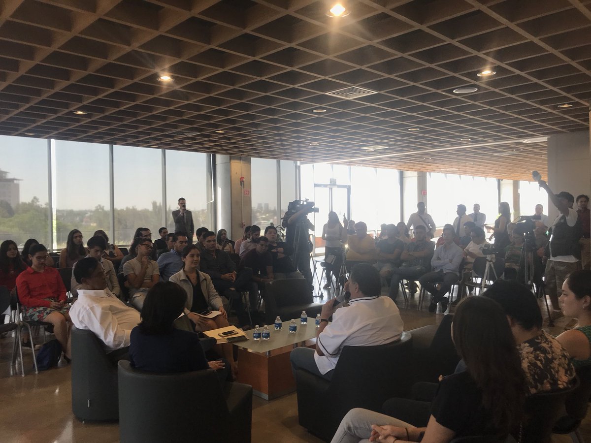 Saic17_18's tweet photo. Estamos en el foro de candidatos a la gobernatura de #Jalisco Alia2x3
 @CarlosOrozcoSa 
Contestando: ¿Que mecanismos piensan implementar para fomentar la transparencia y mostrar a la ciudadanía que sus acciones no obedecen a ningún conflicto de intereses? https://t.co/OWH5OEbRPf
