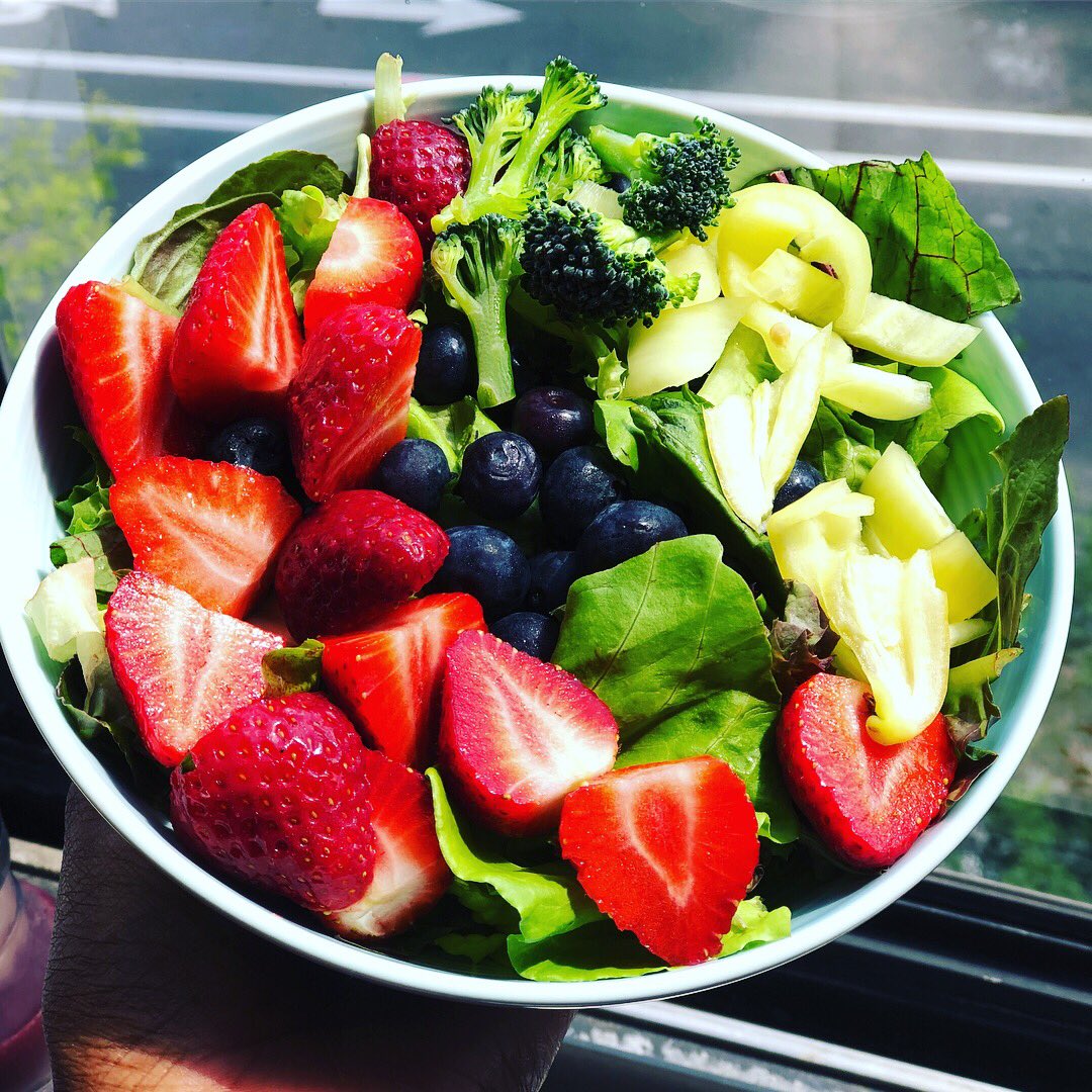 IBeBrizy's tweet photo. Yum yum salada. #HealthyFood #HealthyLiving ✨ https://t.co/iaIsIR6ntT