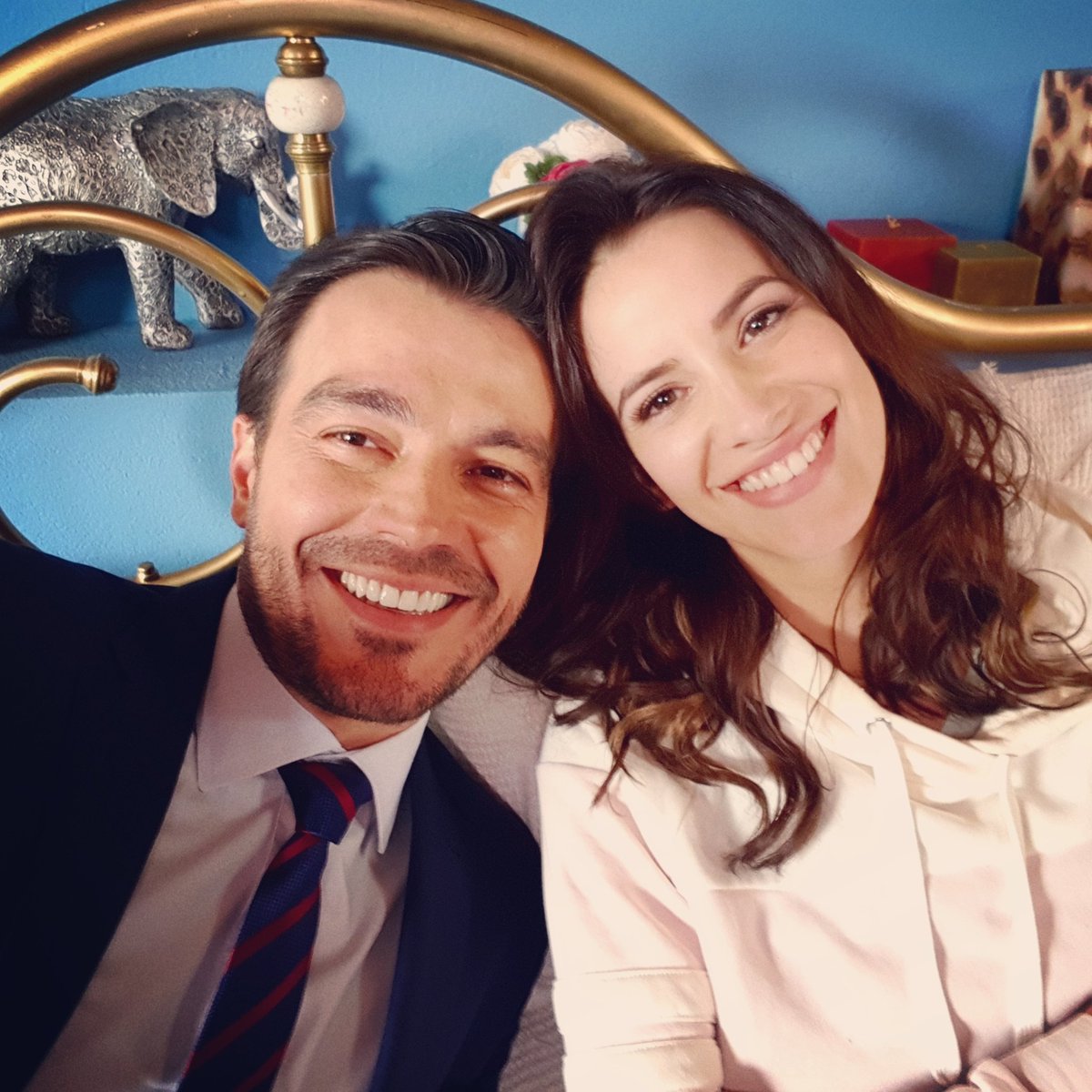 Lucianoda's tweet photo. Esta parejita les desea una feliz tarde y un feliz inicio de semana!! 🙌 @LauraLondonoT #juliaypablo #LaLeydelCorazon2 @CanalRCN https://t.co/O75j4h6GuC