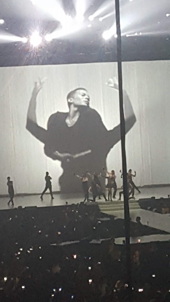 WyattxDonlanx's tweet photo. “One last time! I need to be the one who takes you home! One last time I promise that I’ll never let you go! “
#IStandManchester 😭❤️ #ManchesterIsStrong https://t.co/LOKl17vVjg