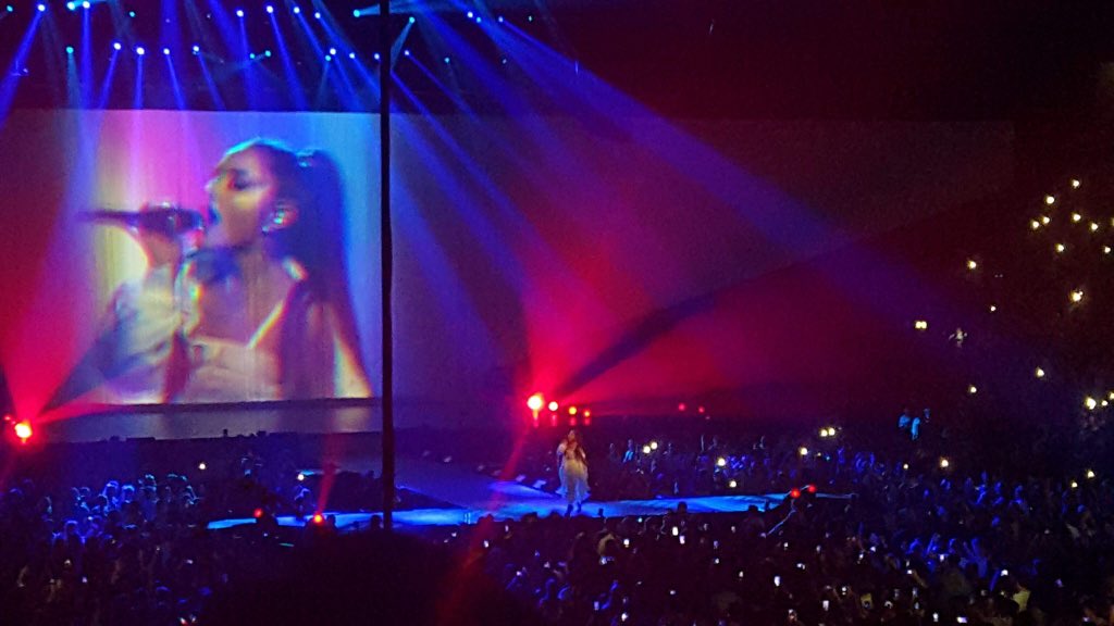WyattxDonlanx's tweet photo. “One last time! I need to be the one who takes you home! One last time I promise that I’ll never let you go! “
#IStandManchester 😭❤️ #ManchesterIsStrong https://t.co/LOKl17vVjg