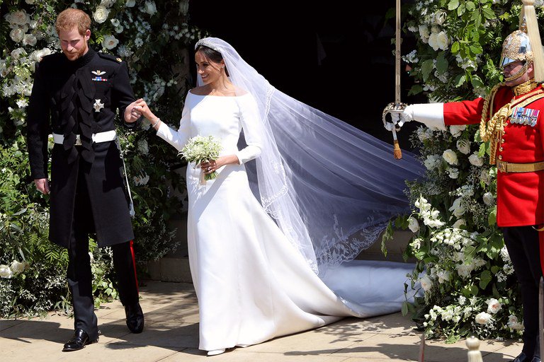 modelbehavior's tweet photo. #TheRoyalWedding2018: Who else agrees that she looks absolutely stunning in her wedding dress?! 😍✨ https://t.co/oTdjzQb0AB