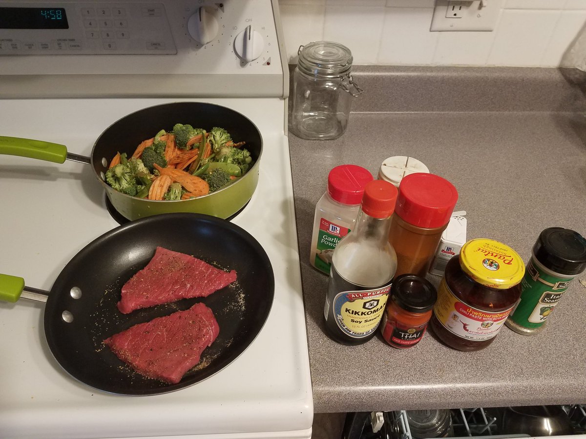 YedWongHat's tweet photo. Cooking Chipotle &amp; Pepper Steak and stir fry for dinner. #dinner #BEEF #Cooking https://t.co/AW4Ikqrzue
