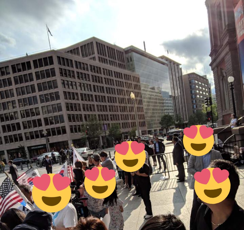 문재인 대통령님 미국 잘 도착하셨습니다. 
환영 인파가 기다리고 있습니다. 
분위기는 두근두근이랍니다.