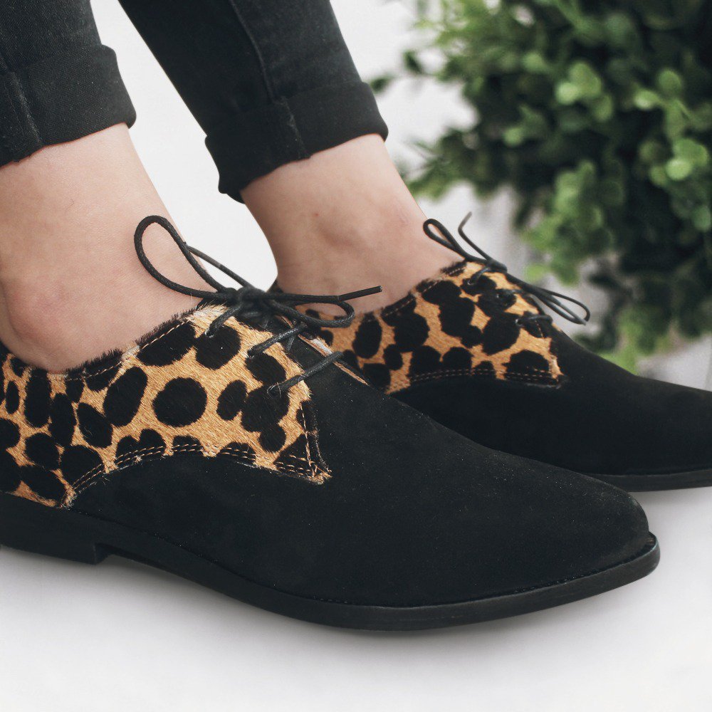 vokage's tweet photo. Un toque de print es justo lo que tu outfit necesitaba, no lo crees? 💕
Puedes encontrarlos en nuestra tienda online o en Providencia 727 ✌
• • • 
#vokage #bazared #zapatos #moda #estilo #taconeras #chile #madeinchile #diseñolocal #fashion #leathershoes #shoes #shoeoftheday https://t.co/CvIwAxFbnG