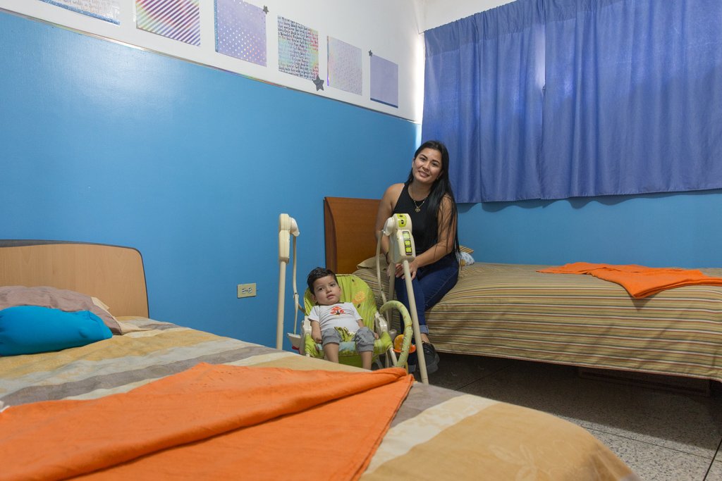 casaronaldvzla's tweet photo. Ofrecemos hospedaje SIN COSTO a #Padres del interior del país que vienen a #Caracas por atención médica para sus hijos. Tenemos:
-24 habitaciones
-4 cocinas
-transporte a los hospitales
-ambulancia 
-orientación profesional

Una mamá puede necesitar esta información ¡Gracias! RT https://t.co/7JlKP3eaH3