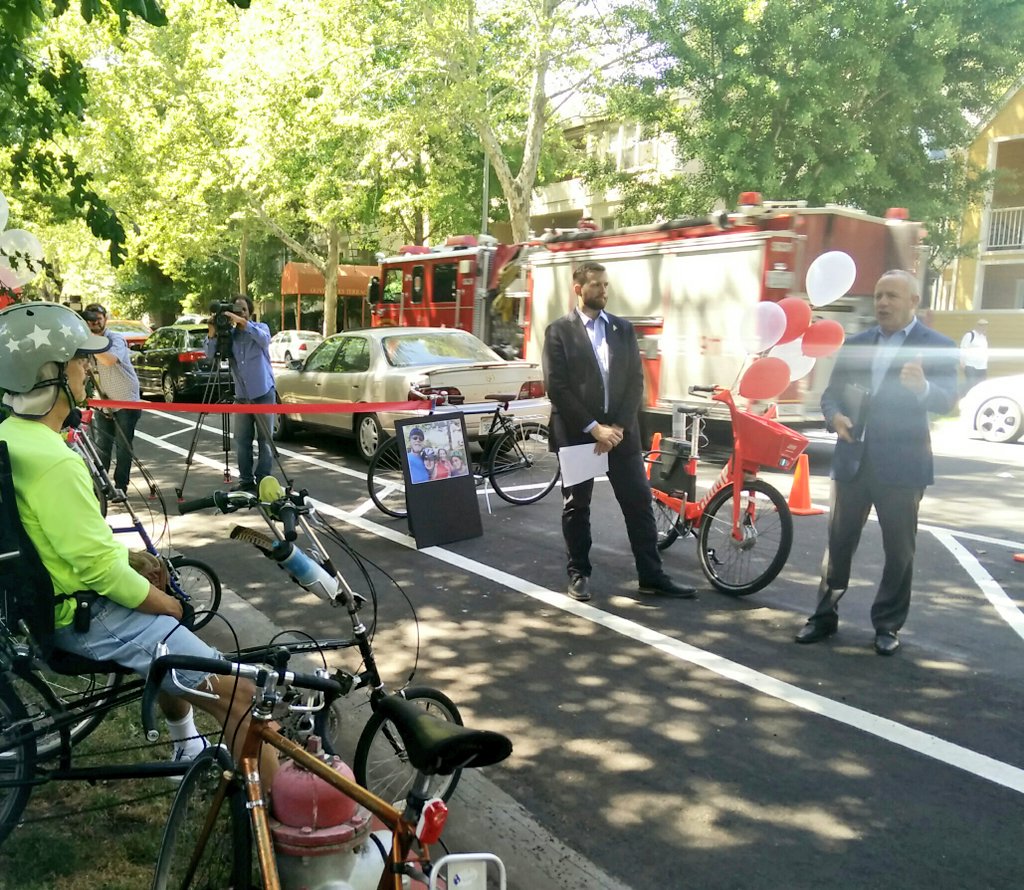 Drew__Hart's tweet photo. Ribbon cutting! Even though we've been enjoying the parking protected bikeways for weeks now, it's not official until ribbon is cut! #VisionZeroSac
#MayisBikeMonth
#BikeSacramento https://t.co/rsiF526455