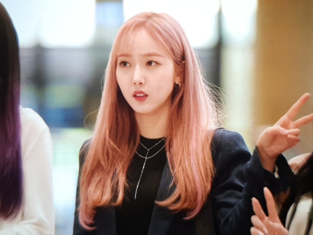 MySinB_COM's tweet photo. 180522 김포공항 출국 프리뷰

#여자친구 #신비 
#GFRIEND #SinB @GFRDofficial https://t.co/l8wLg2DpVG