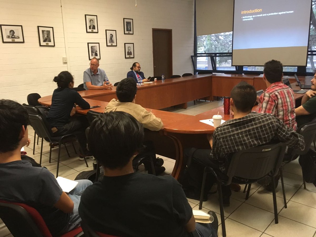 En estos momentos,el Dr.  Mark Coeckelbergh imparte la conferencia:
"Human enhacement and vulnerability"
Sala de Consejo Técnico