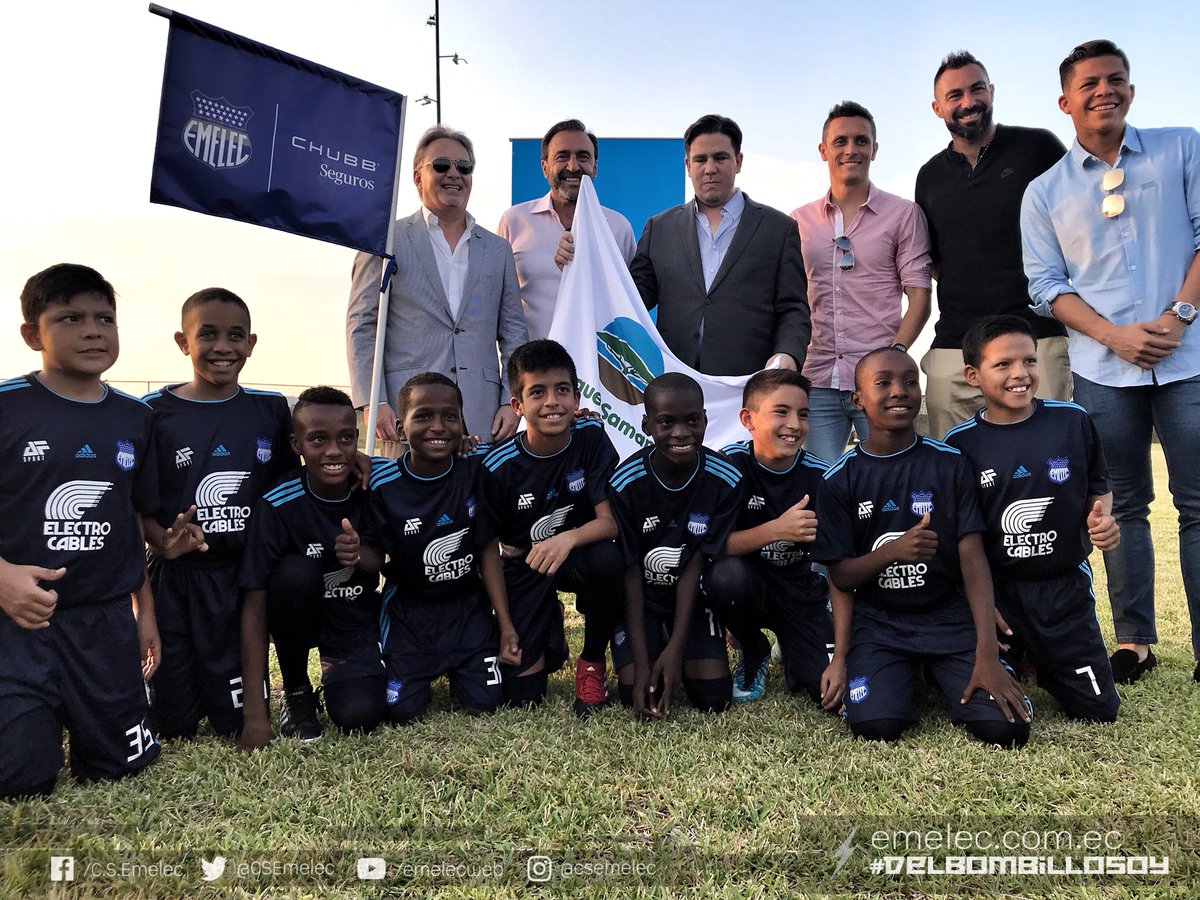 CSEmelec's tweet photo. ¡Más áreas deportivas para nuestras formativas! Nuestro presidente Nassib Neme firmó un convenio donde se entregaron más áreas verdes para la amplicación de nuestras canchas en el Parque Samanes ⚡️🔵⚽️ #FormativasCSE https://t.co/5UiZ32DWjp