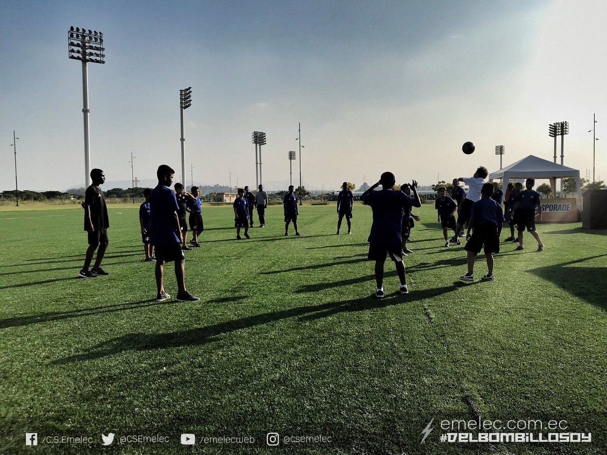 CSEmelec's tweet photo. ¡Más áreas deportivas para nuestras formativas! Nuestro presidente Nassib Neme firmó un convenio donde se entregaron más áreas verdes para la amplicación de nuestras canchas en el Parque Samanes ⚡️🔵⚽️ #FormativasCSE https://t.co/5UiZ32DWjp