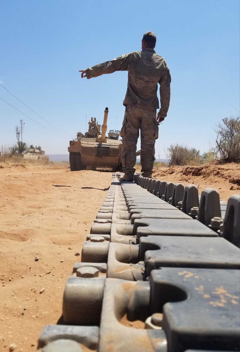 155ABCT's tweet image. Good training for track mechanics in an #Austere environment for Delta Co. @106BSB, @1_98CAV.  Spc. Derek Sparks assist with putting a track back on an Abrams tank. #LightningFocus #155mobilization