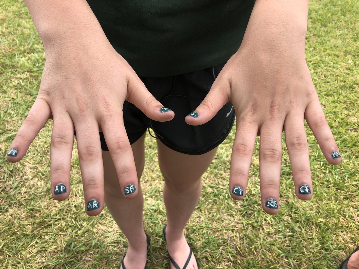 Camera_girl_Nee's tweet photo. Santa Fe freshman Jordan Boutwell honors her friend #KyleMcLeod and all of the victims of the #SantaFeSchoolShooting by painting their initials on her fingernails #SantaFeStrong #kprc2 https://t.co/D2y4kyKBlZ