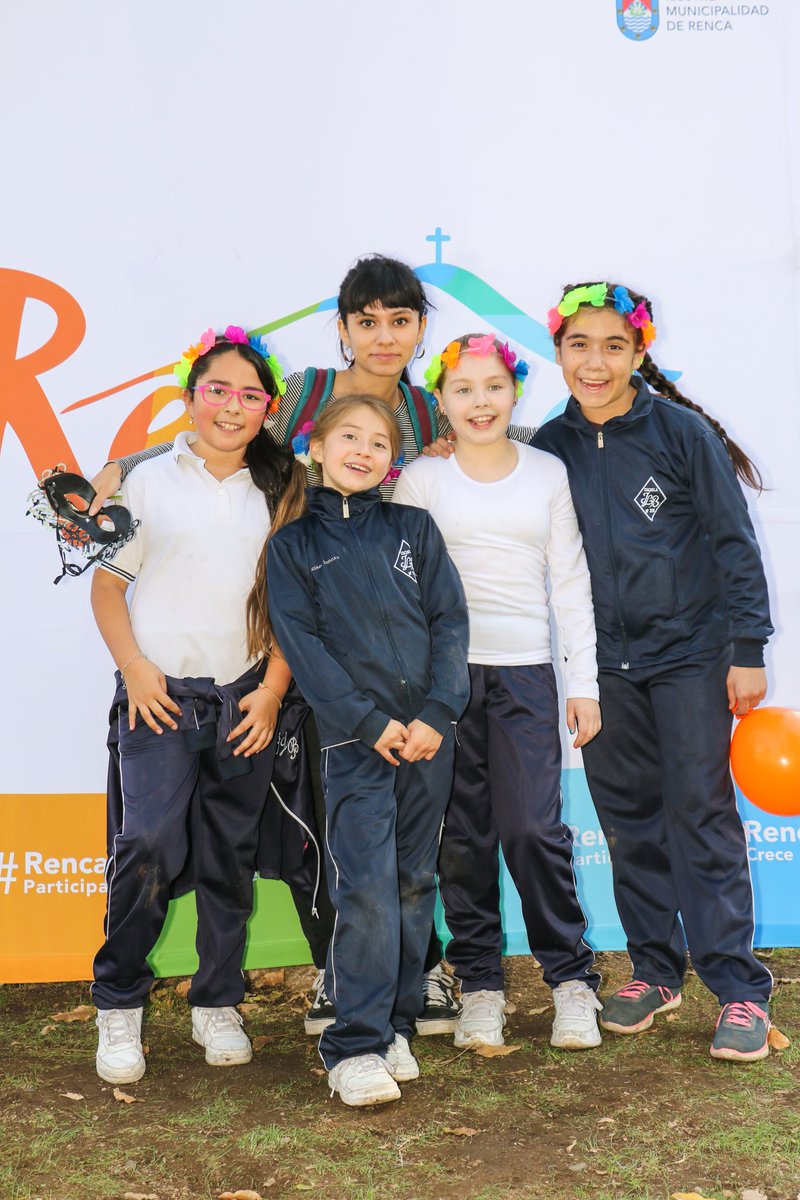 Muni_Renca's tweet photo. En #YoEnRenca busca tu foto 📸, comparte 🔁 y etiqueta a tus amigos 🙋‍♀️🙋‍♂️ que participaron en el #DesfileComunal por el aniversario de #Renca124años, que convocó a más de 4.000 personas. Revisa las fotos aquí 👉 https://t.co/w7xNxBWMPp https://t.co/cwJZ18NTRy