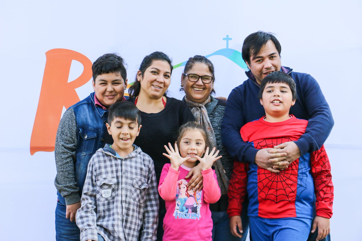 Muni_Renca's tweet photo. En #YoEnRenca busca tu foto 📸, comparte 🔁 y etiqueta a tus amigos 🙋‍♀️🙋‍♂️ que participaron en el #DesfileComunal por el aniversario de #Renca124años, que convocó a más de 4.000 personas. Revisa las fotos aquí 👉 https://t.co/w7xNxBWMPp https://t.co/cwJZ18NTRy