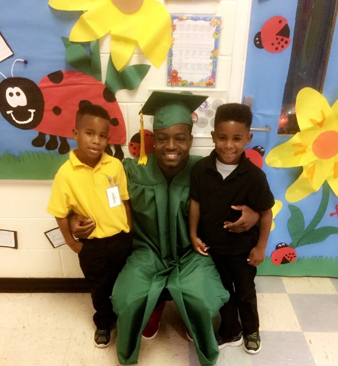 SheLovesTheKids's tweet photo. Caleb Douglas made my boys’s day! #SeniorWalk2018 #WashingtonStreetElementary #TheirHero ☺️🎓💚💛 https://t.co/IyLl50sizl