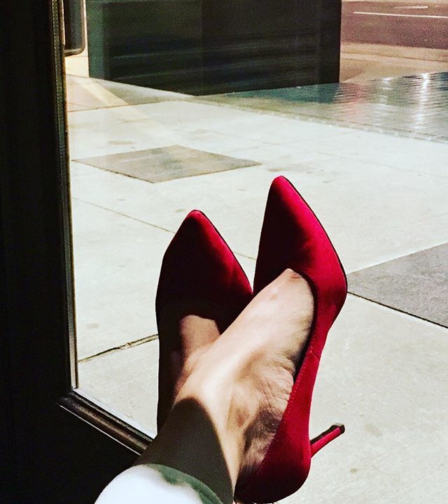 kulraj_randhawa's tweet photo. Roses are red, violets are blue...keep the d#mn flowers, Just give me shoes!! 👠👠😍😍 #loveforheels #shoes #heels #motivation https://t.co/Z7vYiPZCA5