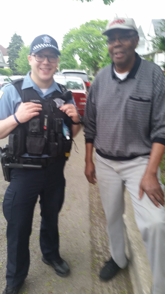 ChicagoCAPS15's tweet photo. Commander Cato accepted the invitation to visit residents on the 5800 Block of Ohio and brought along the fine officers from 15th District’s 3rd watch. #austinworkingtogether https://t.co/KK9hJOs1FG