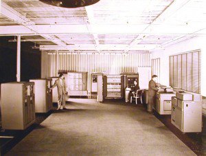 itpprojects's tweet photo. 21/05/1952: IBM presenta la primera computadora científica, la Modelo 701. Trabajando en ese proyecto, Arthur Samuel desarrolló su juego de Damas, el primer programa de Inteligencia Artificial.  https://t.co/8IF890gBtl