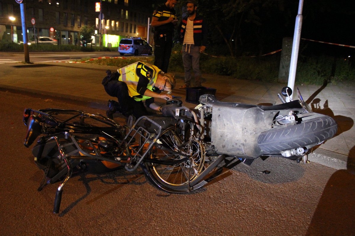 #Fietsster gewond na #verkeersongeval met #snorscooter. #Meeuwenlaan  ter hoogte van de Johan van Hasseltweg #Amsterdam noord. Scooterrijder zou geen voorrang hebben verleend aan de fietsster. Fietsster gewond naar ziekenhuis. @Politie_Adam @AmbuAmsterdam