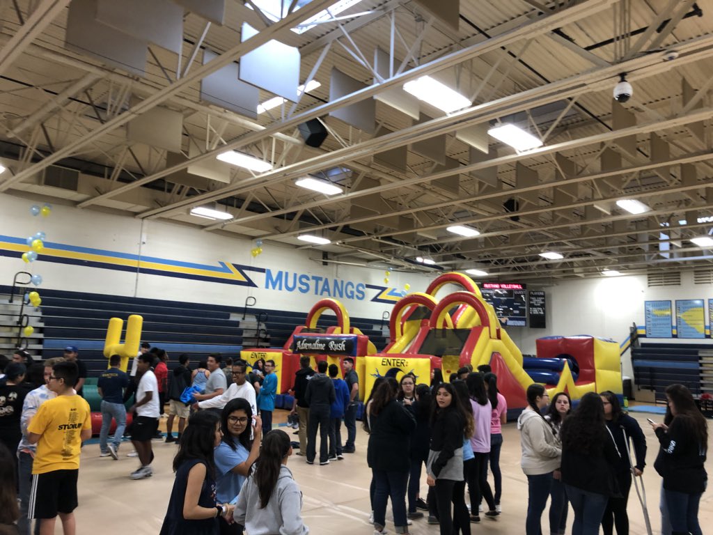 ramjrcastillo's tweet photo. Mustang Festival was a success! Ty teachers for all your support! Students had a great time!! @Pride_Mustangs @memstuco https://t.co/TmZRnxEgUN