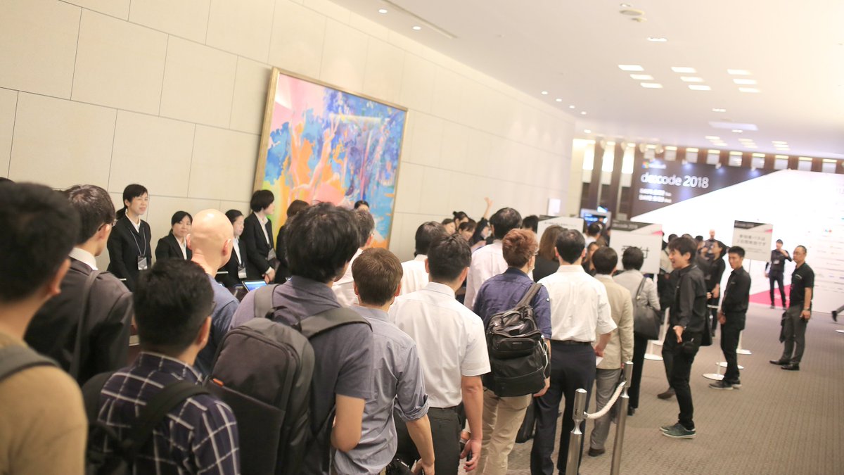 msdevjp's tweet image. おはようございます！本日は待ちに待った de:code 2018 ！
会場には既に長蛇の列ができています。本日イベントで使用するハッシュタグは「 #decode18 」です。「 #decode2018 」とお間違えのないようにご注意ください。