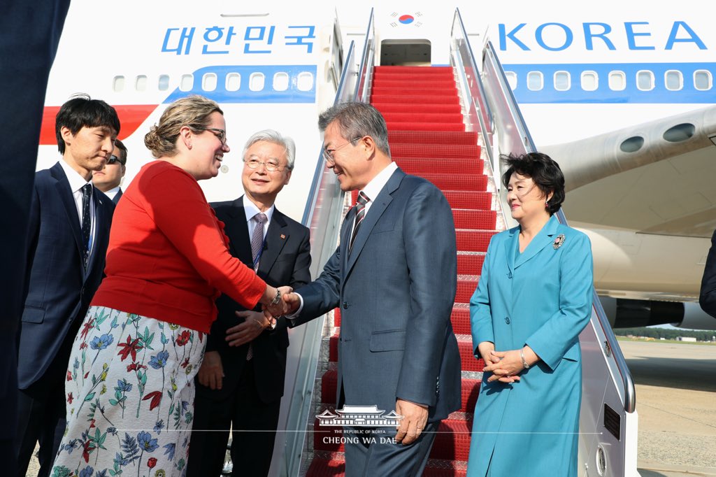 <워싱턴에 도착했습니다> 13시간 40분의 비행 끝에 미국 시간으로 21일 오후 5시 40분 경 앤드류스 공군기지에 도착했습니다. 조윤제 주미대사 부부를 비롯 미국 측 핸더슨 의전장 대리, 마크 내퍼 주미대사 대리, 램버트 동아태부차관보 대행, 태쳐트 앤드류스 기지 비행단장 등이 맞이했습니다.