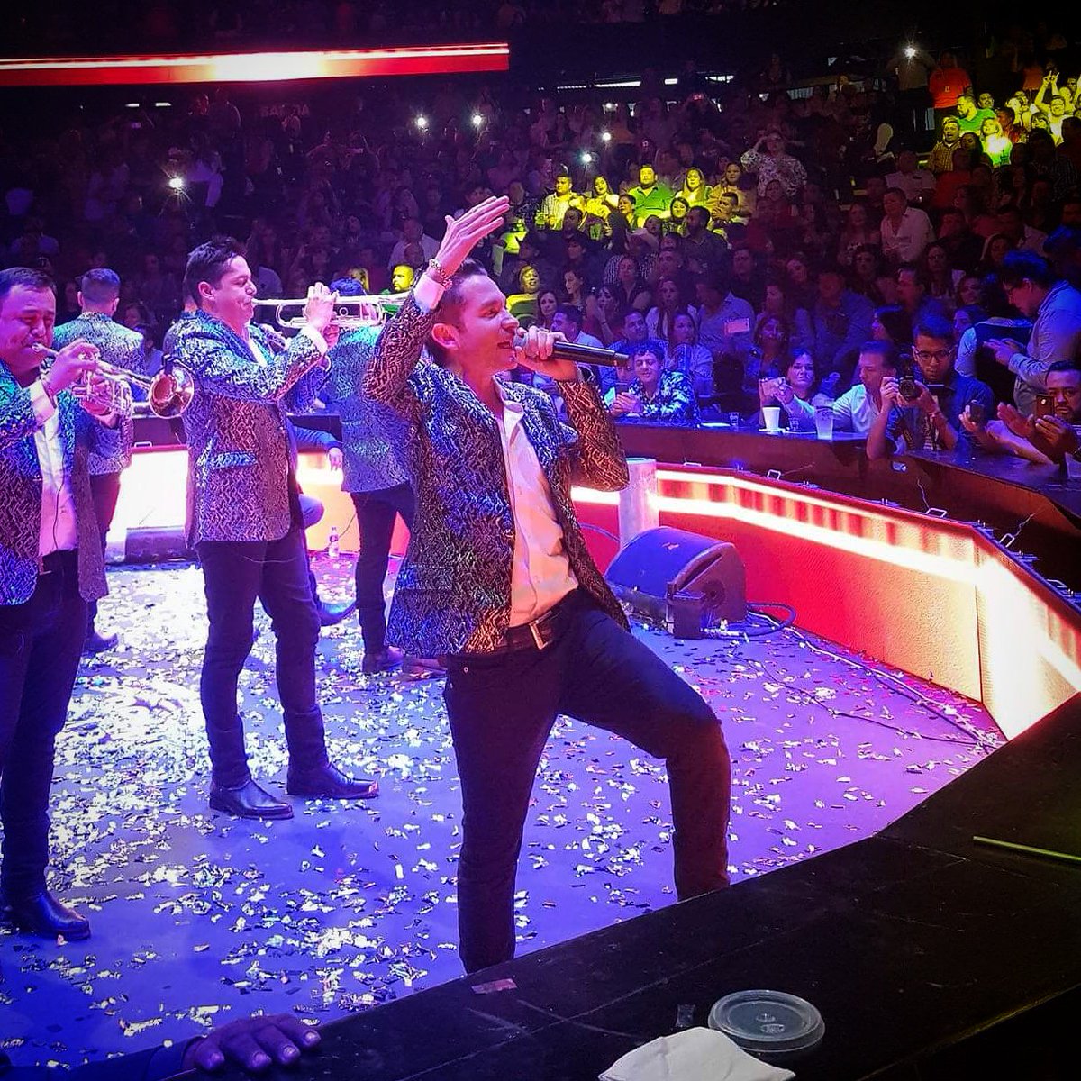 memogarzaa's tweet photo. Si me lo hubieras pedido... 🎤
#EnPeligroDeExtincion https://t.co/HnYu27SYll