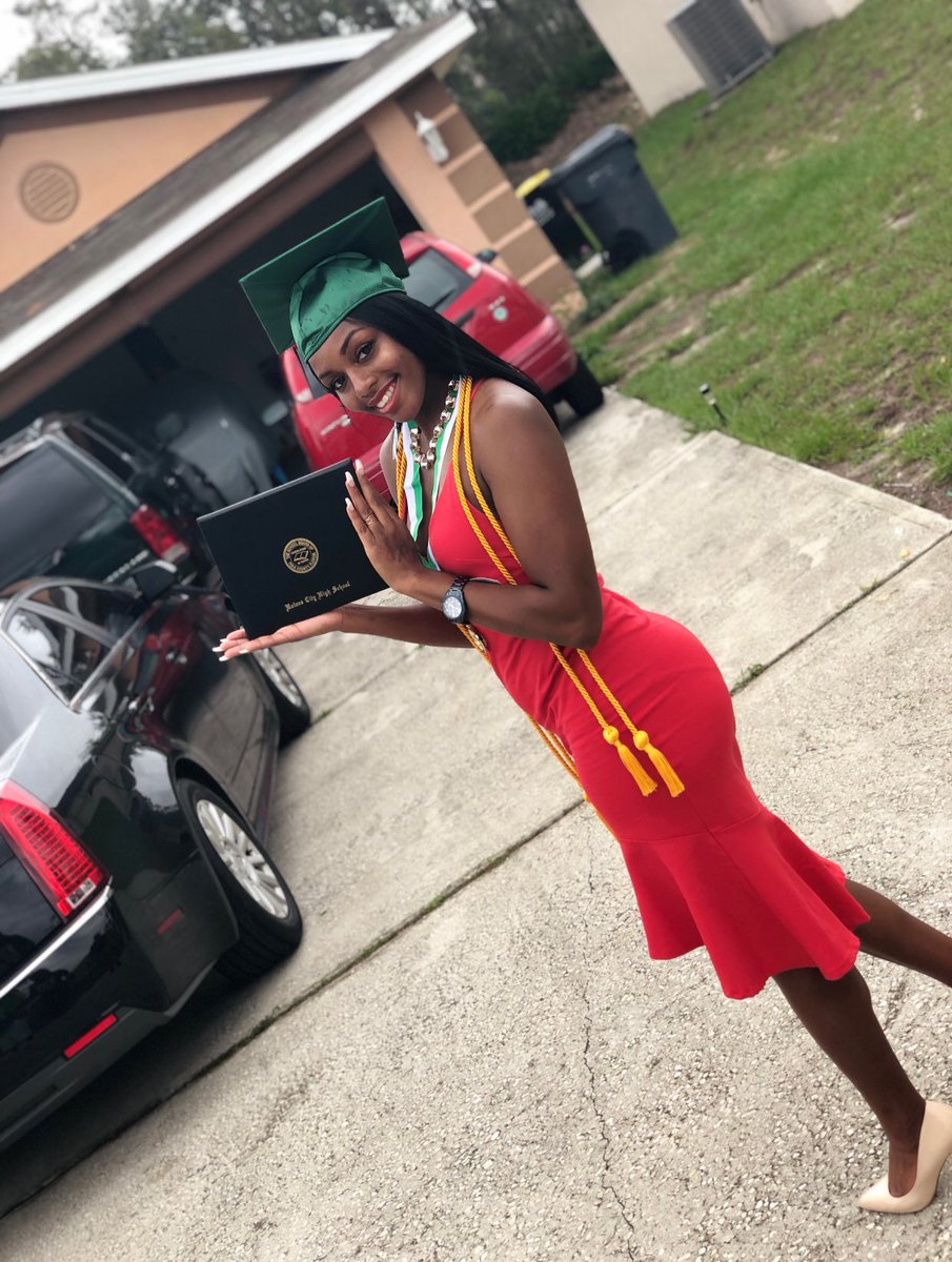 mani_antrell's tweet photo. No thunderstorm could stop me from smiling😁 #GradSzn 👩🏽‍🎓 https://t.co/F4izhLzyu1