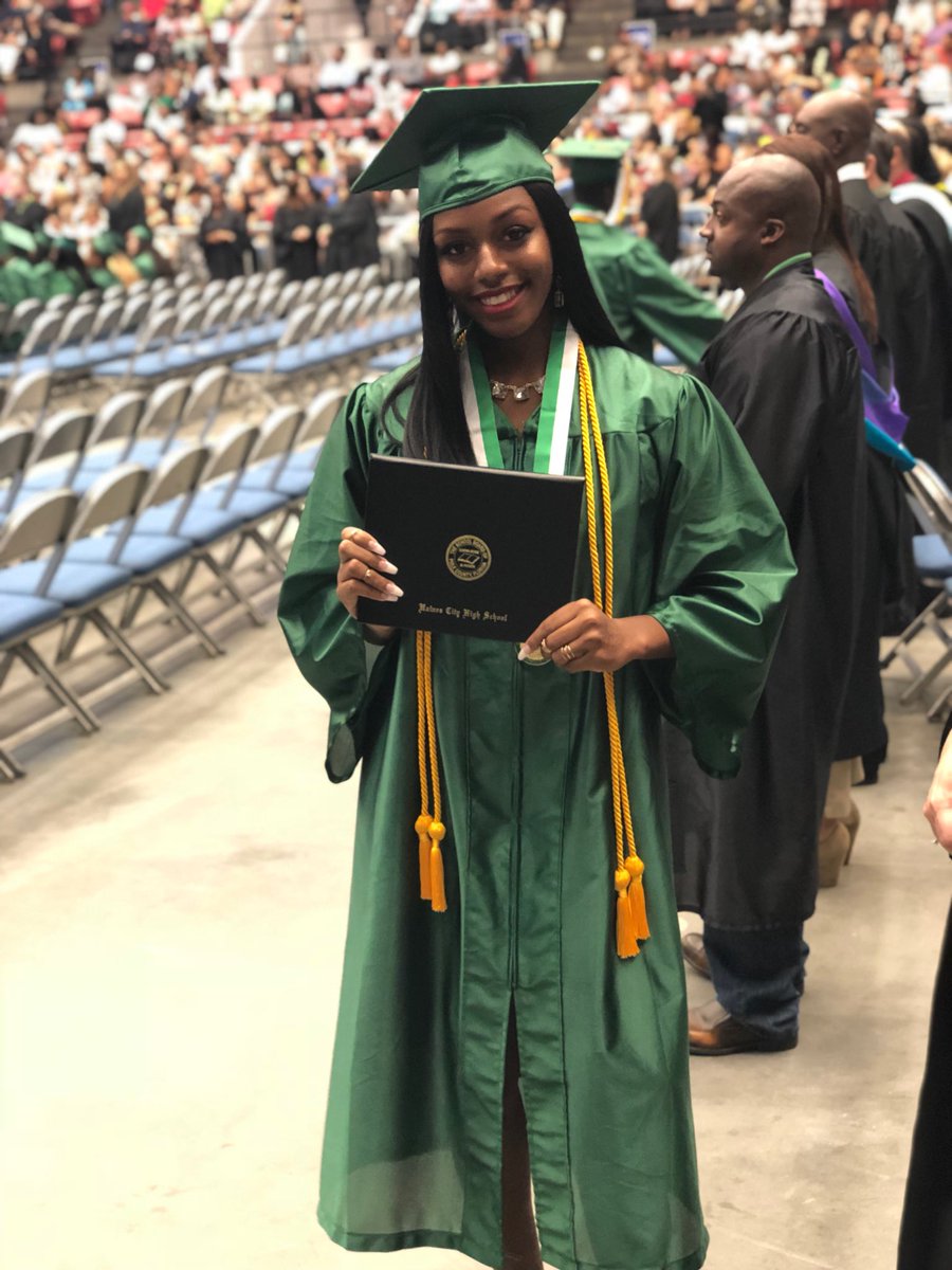 mani_antrell's tweet photo. No thunderstorm could stop me from smiling😁 #GradSzn 👩🏽‍🎓 https://t.co/F4izhLzyu1
