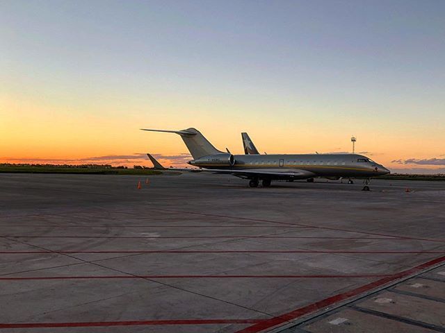 ferchoarriola's tweet photo. Executive jet... #Bombardier #Global6000 #FHXRG #ROS #SAAR #AeropuertoIslasMalvinas #AvGeeks #PlanePorn #Sunset #Atardecer #InstaPlane #InstaPic #Instagrammers #Igers #iPhone8Plus https://t.co/HbiJLnf0JJ https://t.co/3LFtEJWWys