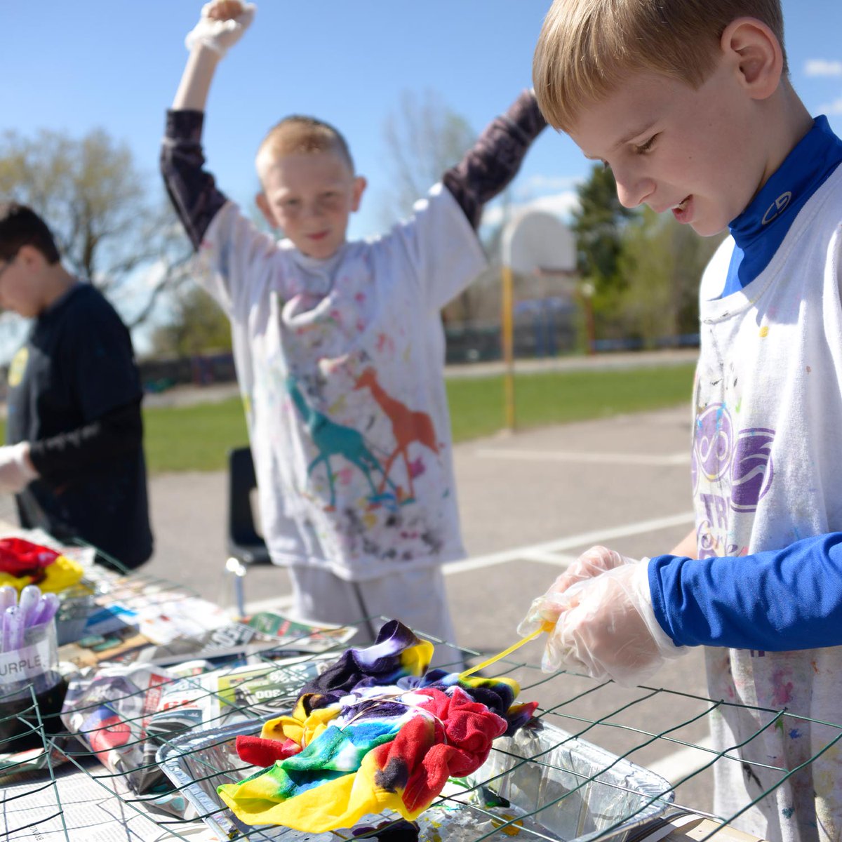 SpanglerScience's tweet photo. This is a fun way to make a tie dye shirt without all the mess! This can also be used at Summer STEM Camps. Put a different color marker at each table to kids must walk around to complete the tie dye. Here's the full experiment: https://t.co/ajdPz2iofM https://t.co/IchazJIF9H