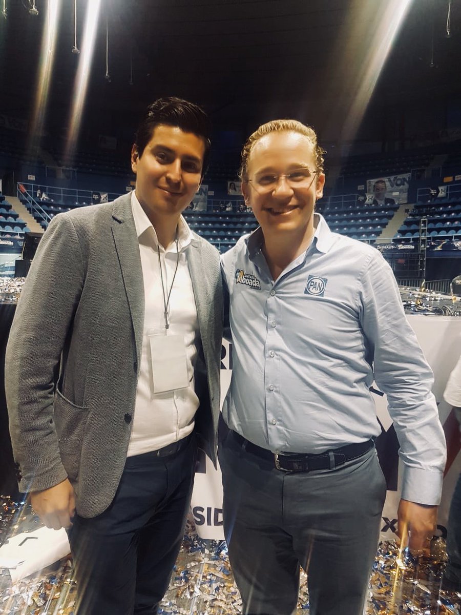 AlbaCristopher's tweet photo. Siempre es un gusto saludar al próximo Alcalde de Benito Juárez, Santiago Taboada. #JovenesConTaboada #TaboadaAlcalde #DeFrenteAlFuturo #AnayaEnBJ https://t.co/ujUroj1EPt