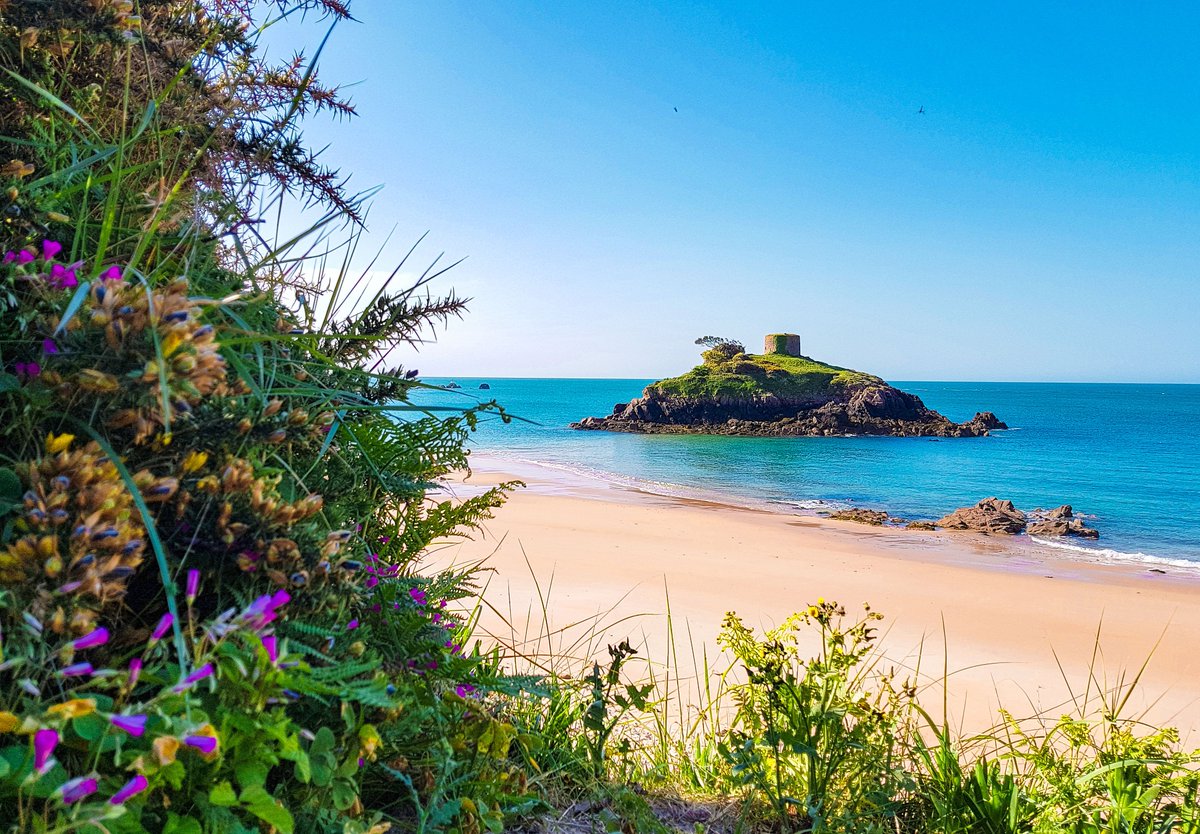 bookjerseyco's tweet photo. Portelet Bay in Jersey
#JerseyCI #TravelTuesday https://t.co/egb4oAQLON