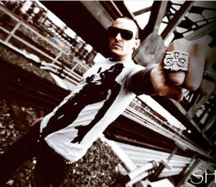 Beatit81's tweet photo. Good Morning my #LPFamily wonderful and strong like our Chester and the guys❤️..... a big hug to everyone 😘❤️ #MakeChesterProud #LinkinLove #LinkinPark #LinkinParkForever #CelebrateLife #ChesterMikeRobBradJoeDave #SixForever https://t.co/H65b90mU8X